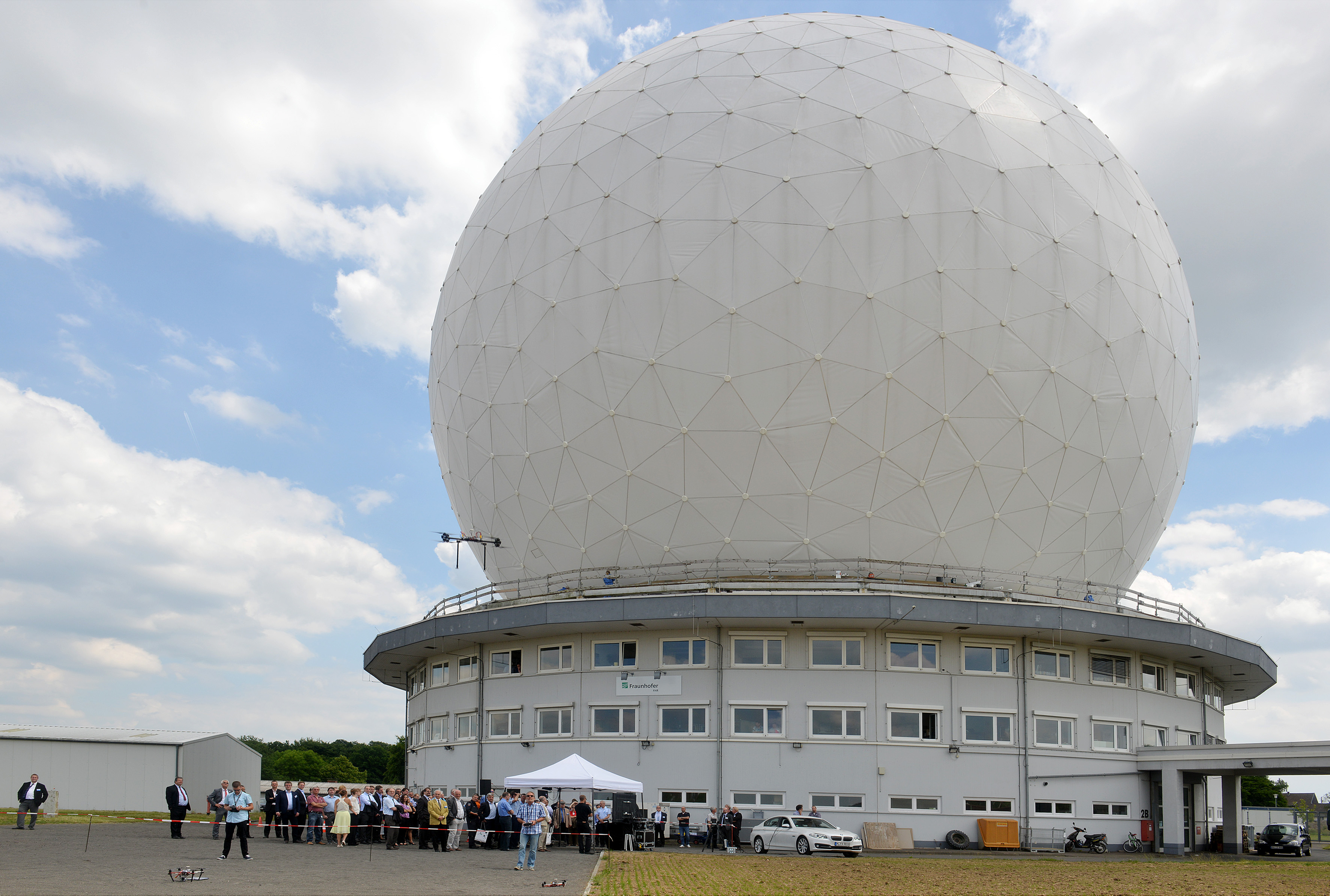 Das Weltraumüberwachungsradar TIRA (Tracking and Imaging Radar) wird vom Fraunhofer-Instituts für Hochfrequenzphysik und Radartechnik (FHR) am Standort Wachtberg bei Bonn betrieben.