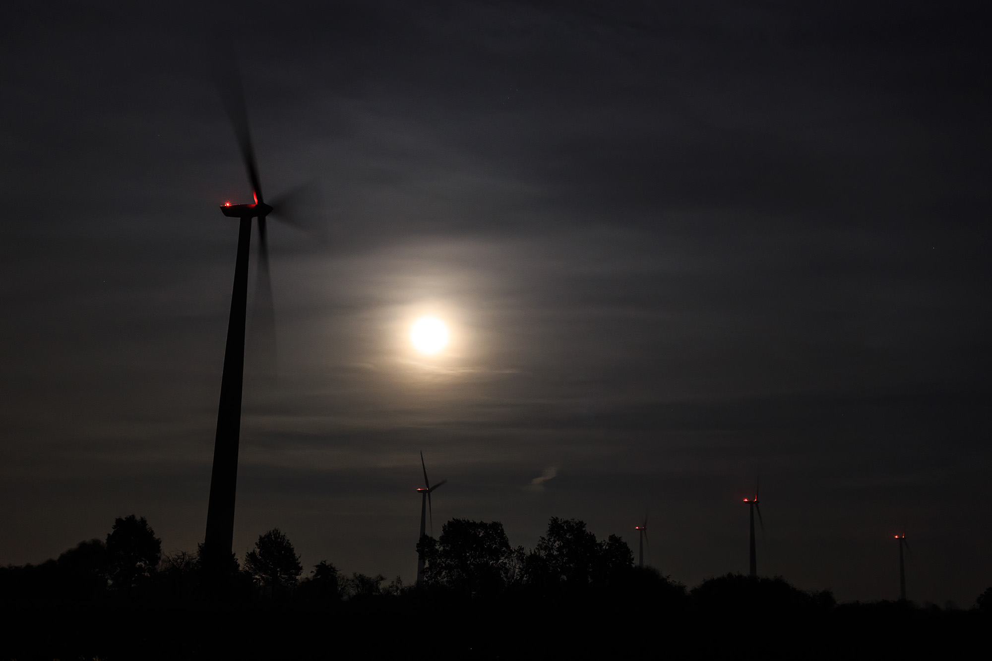 Windenergieanlagen mit rot blickender Nachtkennzeichnung