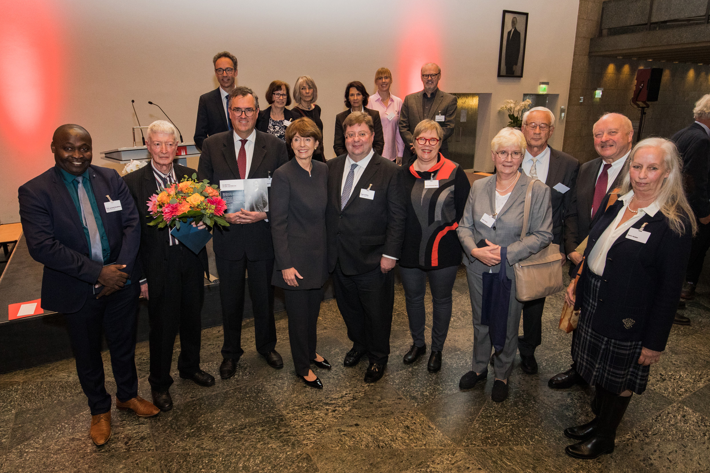 Ceremony in honour of Christian Hülsmeyer with Cologne's Lord Mayor Henriette Reker (centre), radar experts from all over the world and Hülsmeyer's grandchildren.