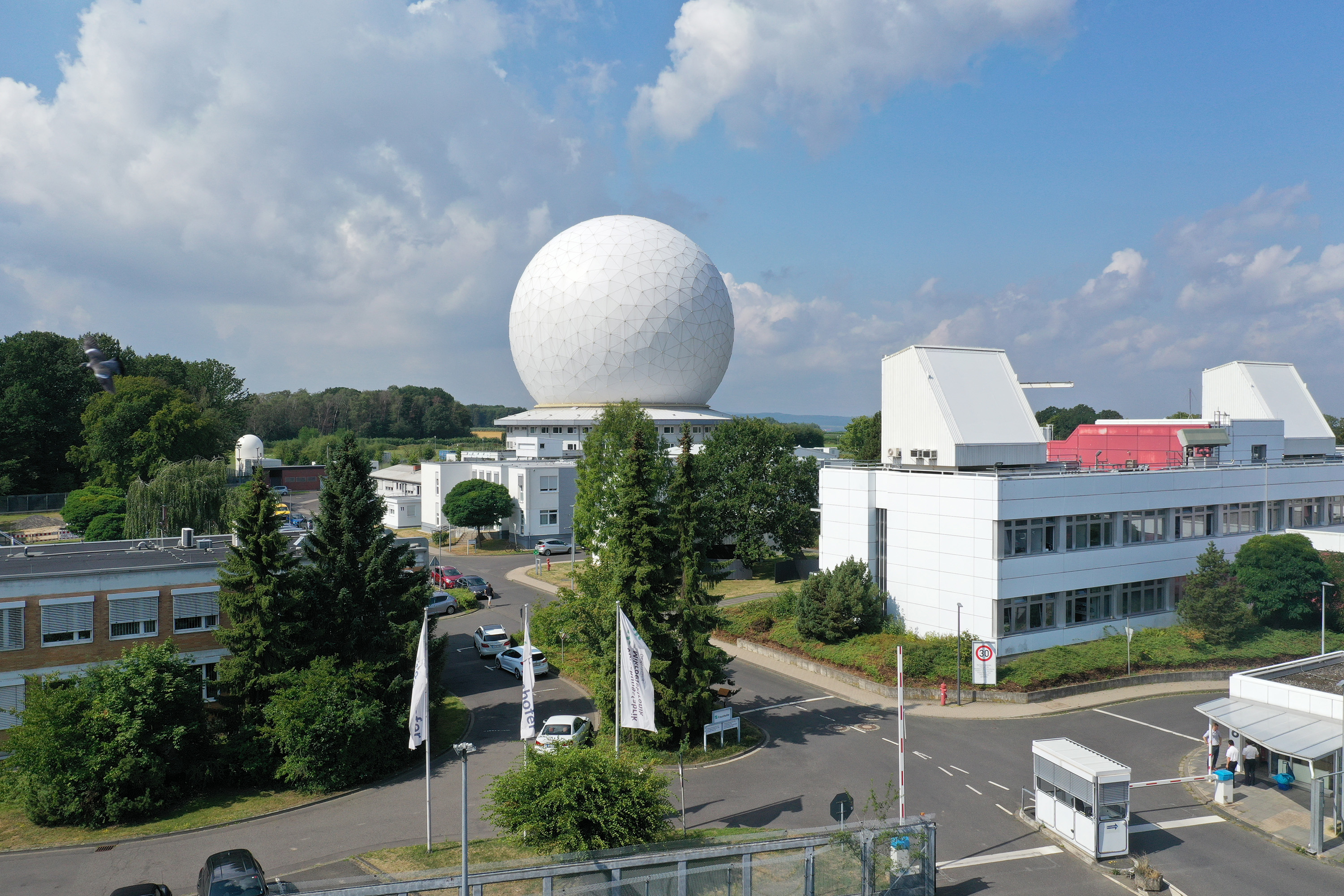 Nicht nur Weltraumbeobachtung: Radar bietet heute viele andere Anwendungsmöglichkeiten, die das Fraunhofer FHR in seiner neuen Online-Vortragsserie «Radar in Aktion» präsentieren wird.