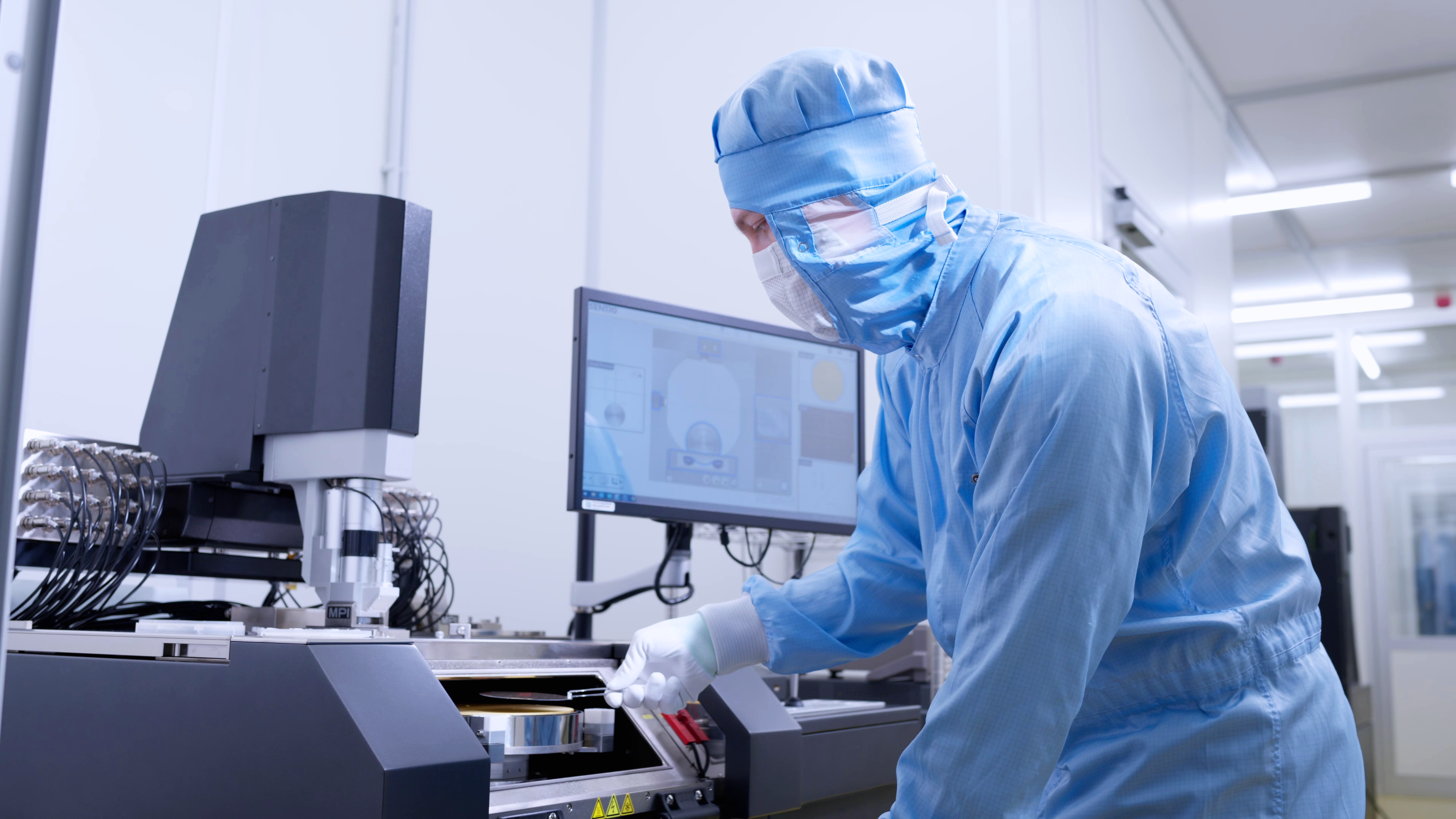Within the framework of the APECS pilot line will be possible to further expand the R&D infra-structure for semiconduc-tor technologies and ap-plications in the coming years. Im Rahmen der APECS-Pilotlinie wird in den kommenden Jahren die FuE-Infrastruktur für Halbleitertechnologien und -anwendungen weiter ausgebaut.
