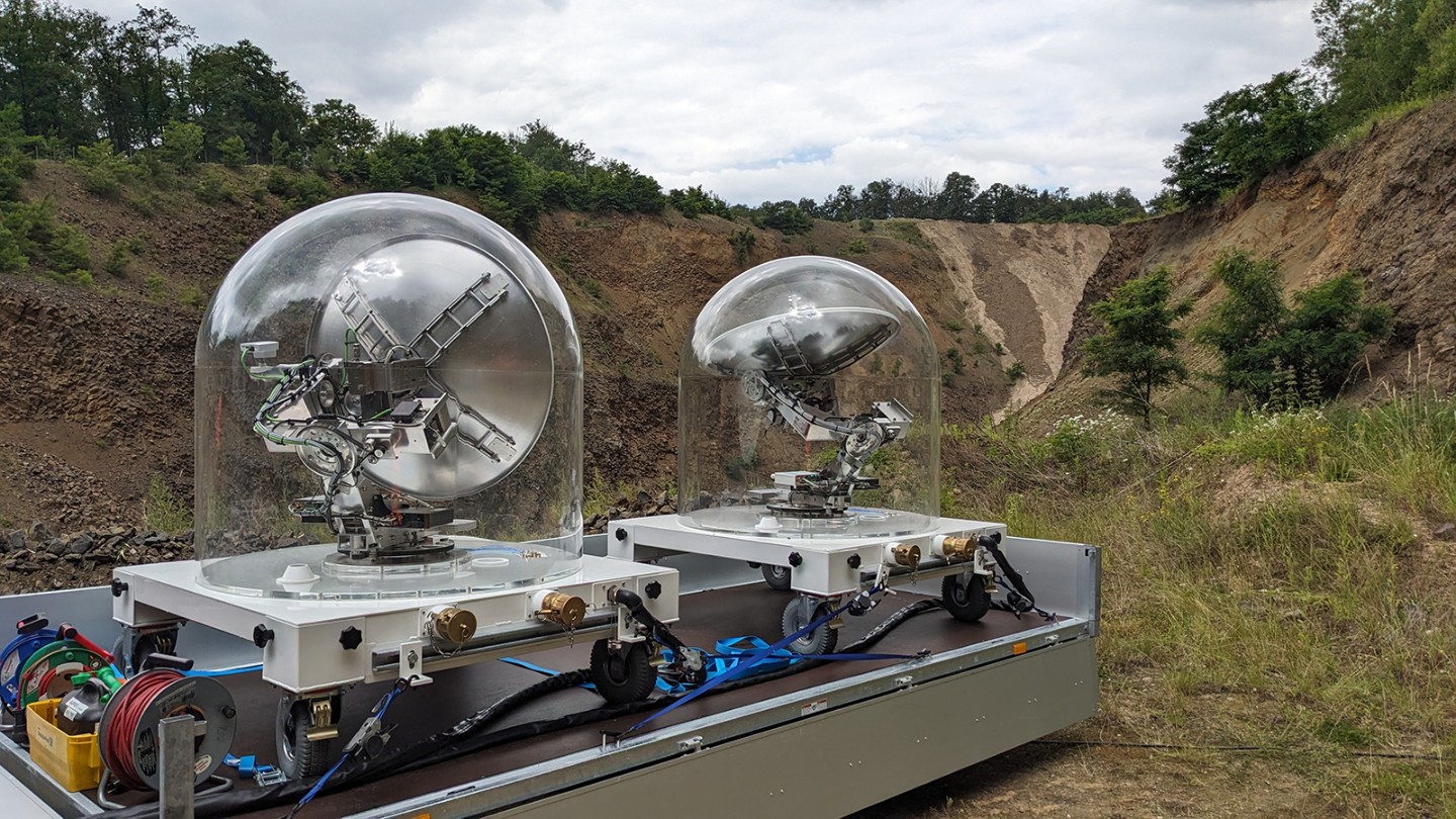 Practical tests in a former basalt mine: The right-hand receiver antenna of the passive radar is aligned with a Starlink satellite, while the left-hand receiver antenna points toward the controlled landslide.