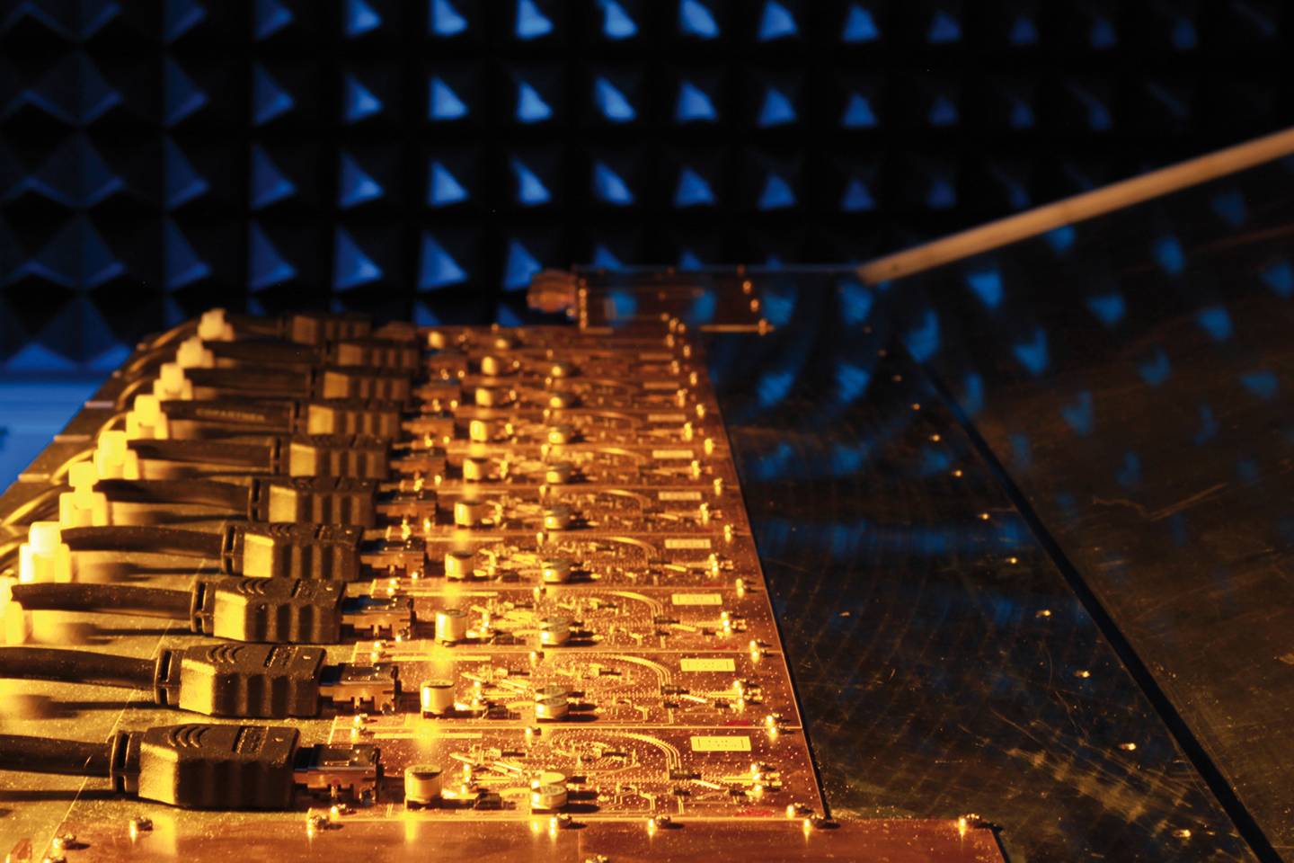 The transmit/receive modules of a functional laboratory demonstrator of the active array antenna with highly integrated mixed-signal circuits on a silicon-germanium (SiGe) basis. The transmit/receive modules of a functional laboratory demonstrator of the active array antenna with highly integrated mixed-signal circuits on a silicon-germanium (SiGe) basis.