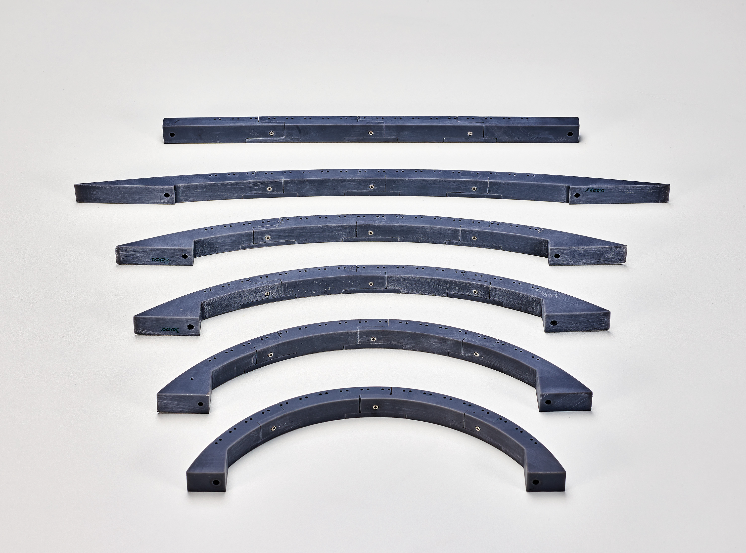 Additiv gefertigte Modulrahmen mit unterschiedlichen Krümmungsradien. Additively manufactured module with different radii of curvature.