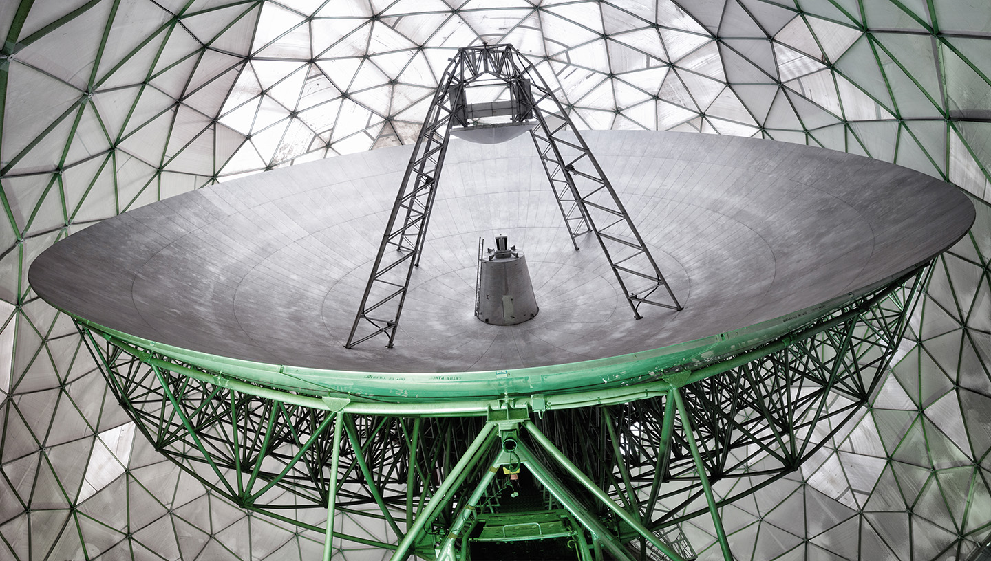 The heart of the TIRA system: the 34-m parabolic antenna.